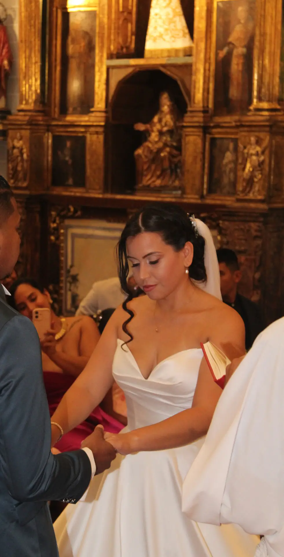 Retrato de la novia Jenny con un ramo de rosas claras