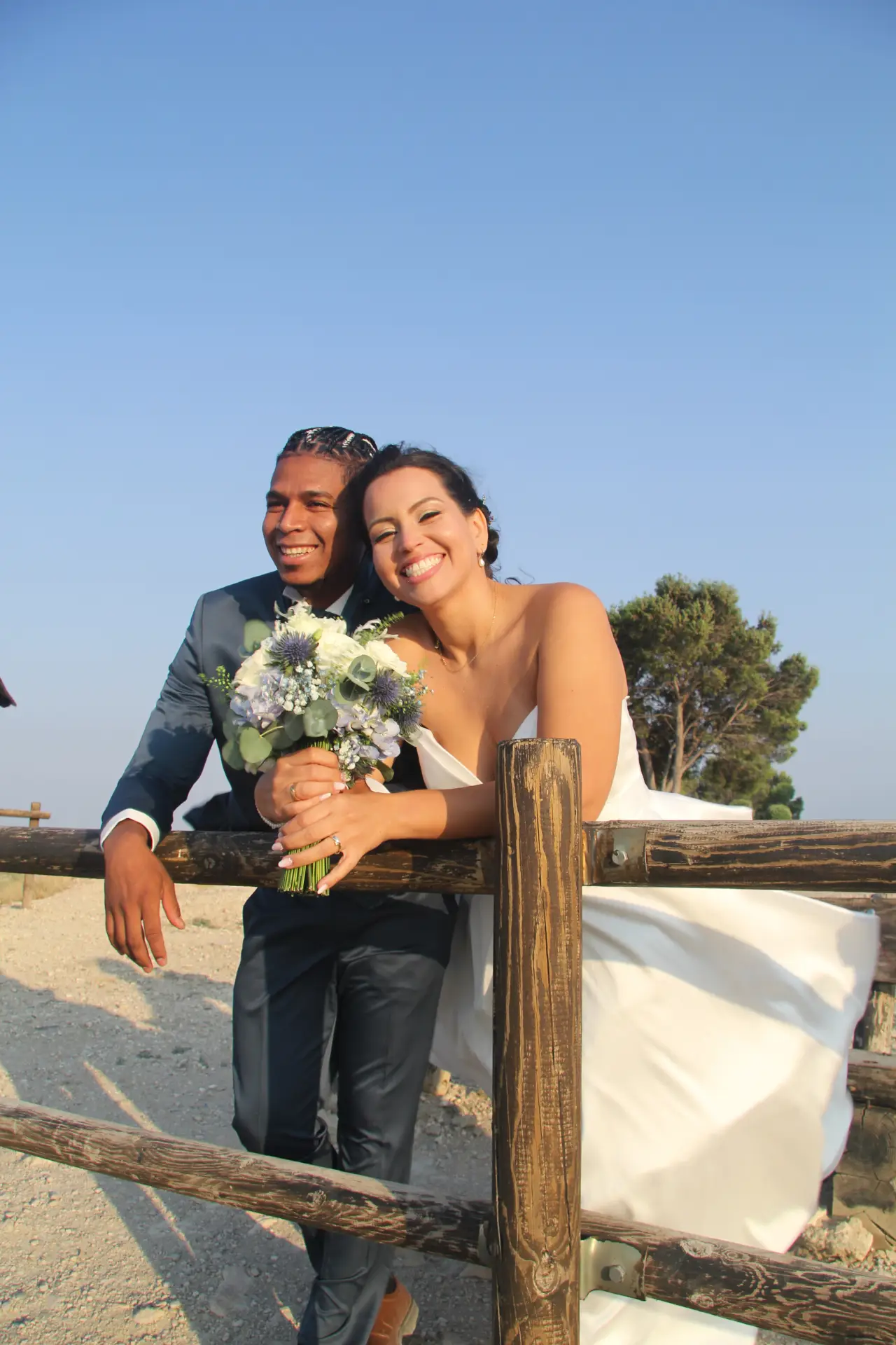 Primer baile de los novios rodeados de velas