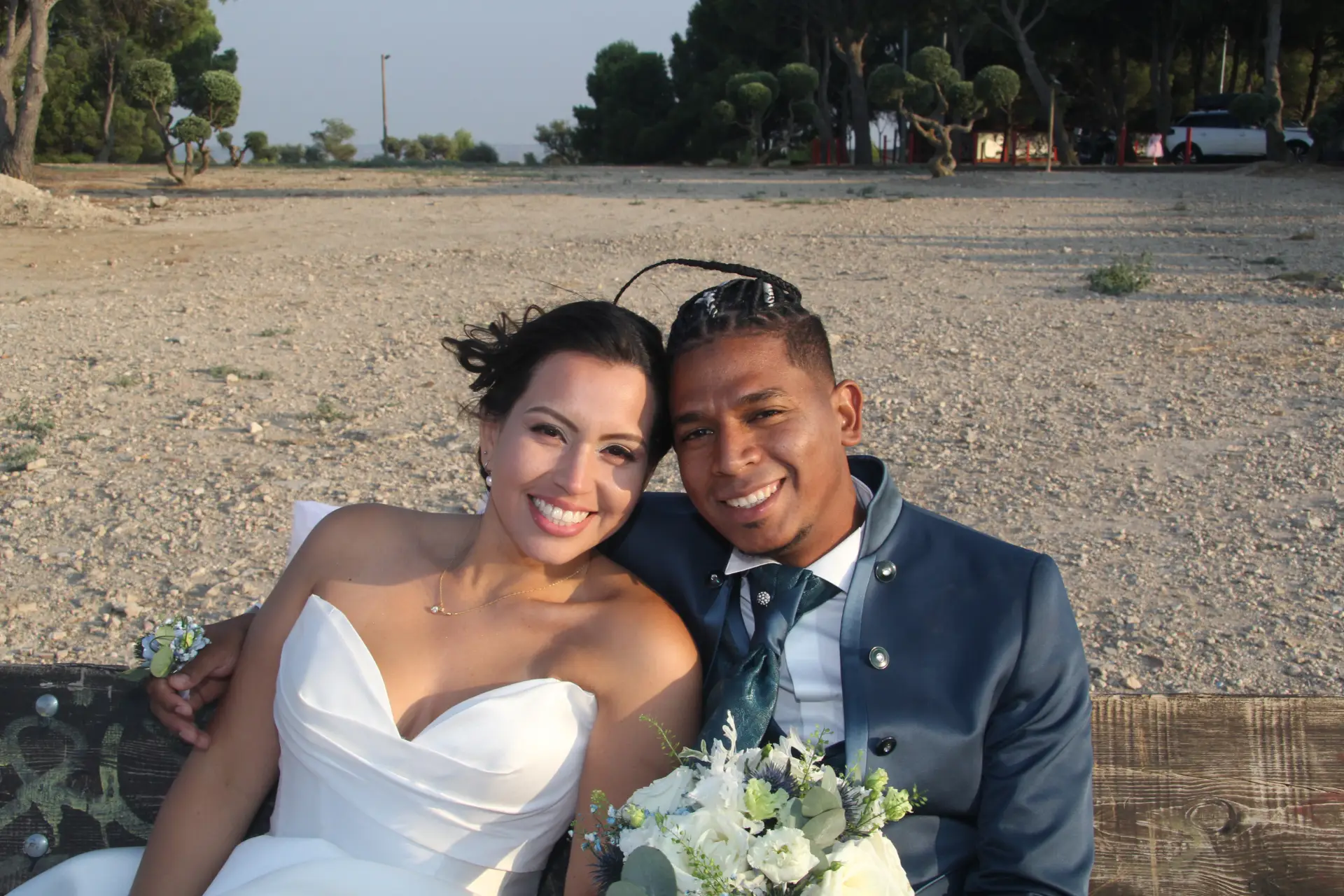 Los novios abrazados junto a una ventana con luz suave